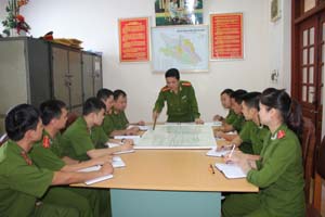Thiếu tá Đinh Quốc Trình triển khai phương án nghiệp vụ.

